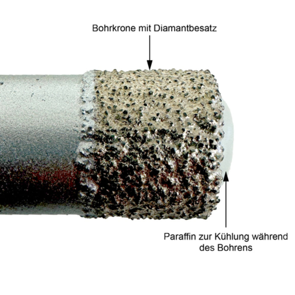 Nahaufnahme Bohrkrone mit Diamantbesatz und Paraffin zur Kühlung während des Bohrens