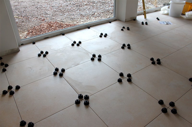 Kleber komplett aushärten lassen - Fußboden mit nivellierten Fliesen 60 x 60 cm - Fliesen Nivelliersystem Zughauben schwarz